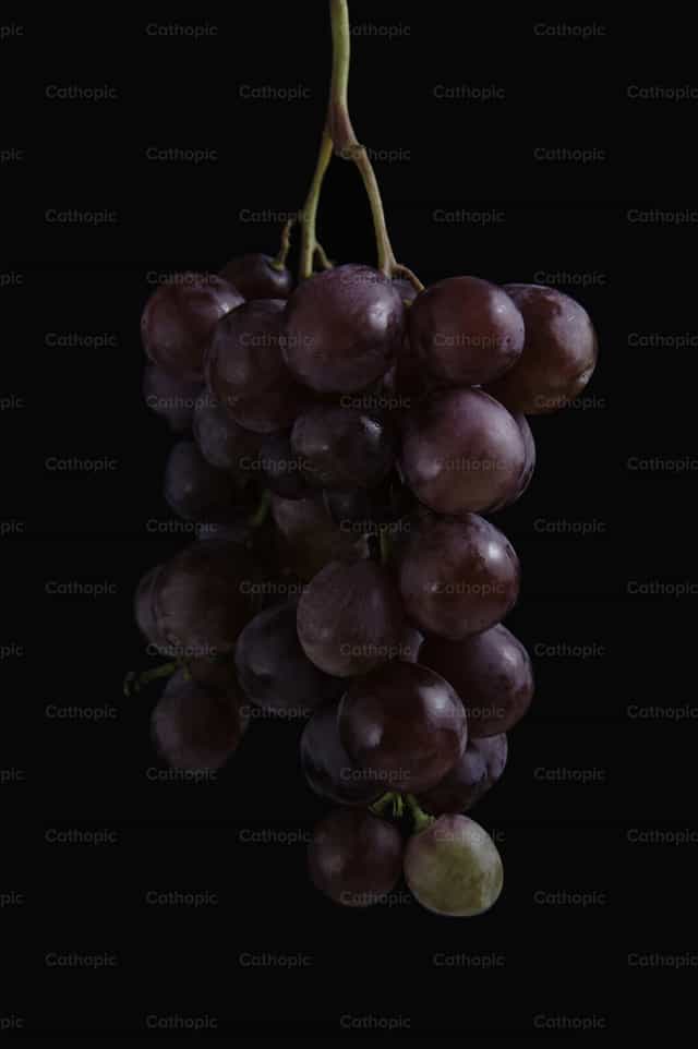 Uvas con fondo negro - Banco de imágenes católicas - Fotografía por Pitangus Alfonso Asensio