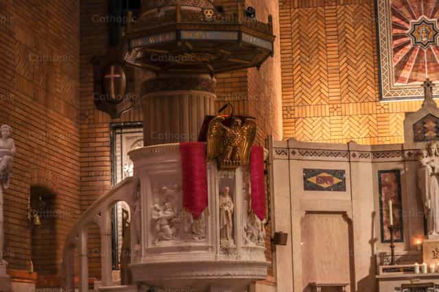 Pulpito de Iglesia - Banco de imágenes católicas