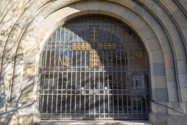 Entrada de la Iglesia - Banco de imágenes católicas - Fotografía por Lupe Belmonte