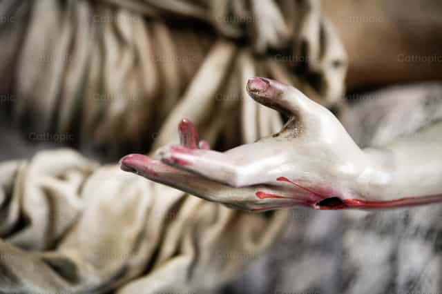 Mano de Jesús traspasada - Banco de imágenes católicas - Fotografía por Carolina BR