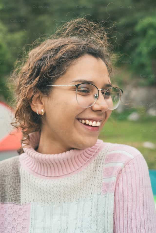 Menina sorridente - Imagens católicas de stock - Foto de Cathopic