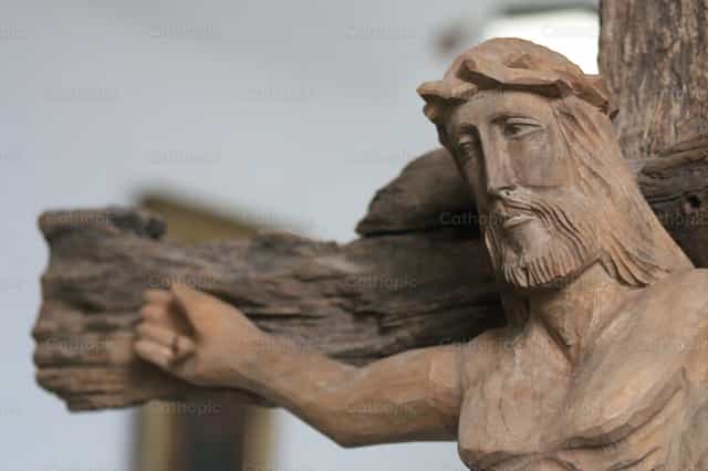 Houten Christusbeeld gekerfd aan het kruis - Katholieke stockfoto's - Foto door Cristina Grigore
