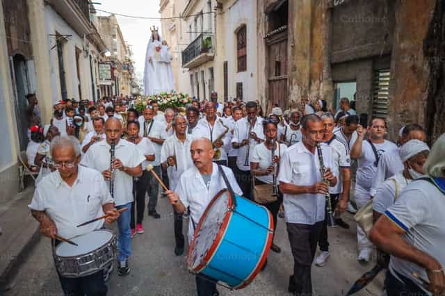 Procesion en las calles con la Virgen de la Merced - Banco de imágenes católicas - Fotografía por Adrian Martínez Cádiz