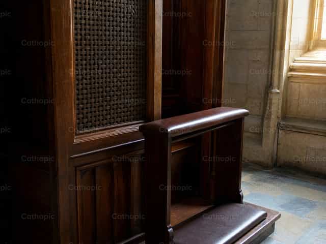 Tela do confessionário e genuflexório à luz da igreja - Imagens católicas de stock - Foto de David Pleše