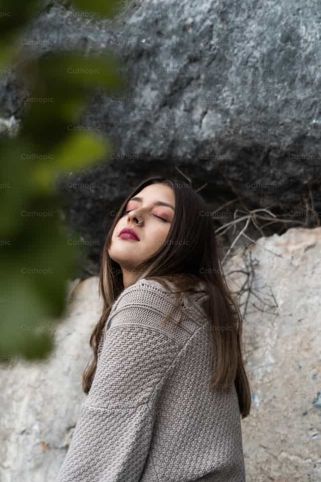 Mulher jovem adulta - Imagens católicas de stock - Foto de Cathopic