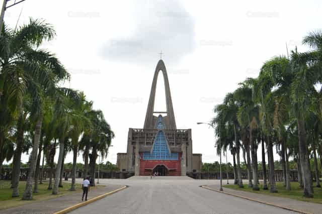 Basílica  Nuestra señora de la Altagracia - Banco de imágenes católicas - Fotografía por María Eugenia Cabral Pimentel