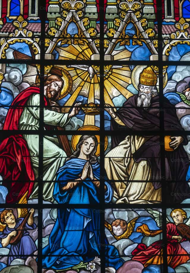 Vidriera que representa la coronación de la Virgen María - Banco de imágenes católicas - Fotografía por Joan Sutter