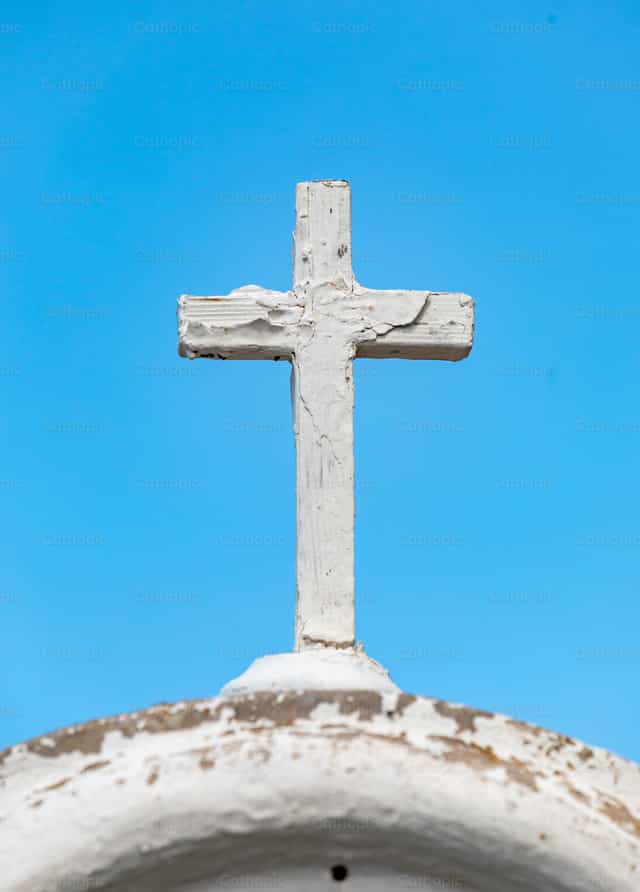 Cruz de madeira branca em pé sobre uma cúpula caiada - Imagens católicas de stock - Foto de Antonio Gravante