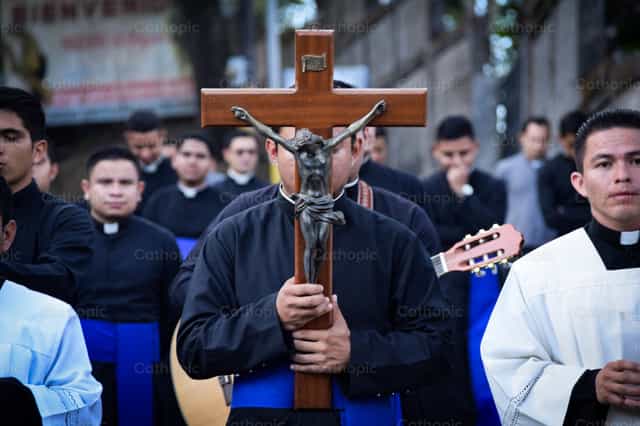 Carga con tu cruz y sigueme - Banco de imágenes católicas - Fotografía por Nayarb Photography