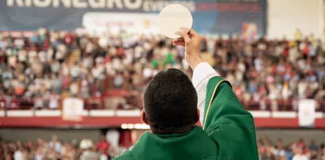 Elevação do pão consagrado - Imagens católicas de stock