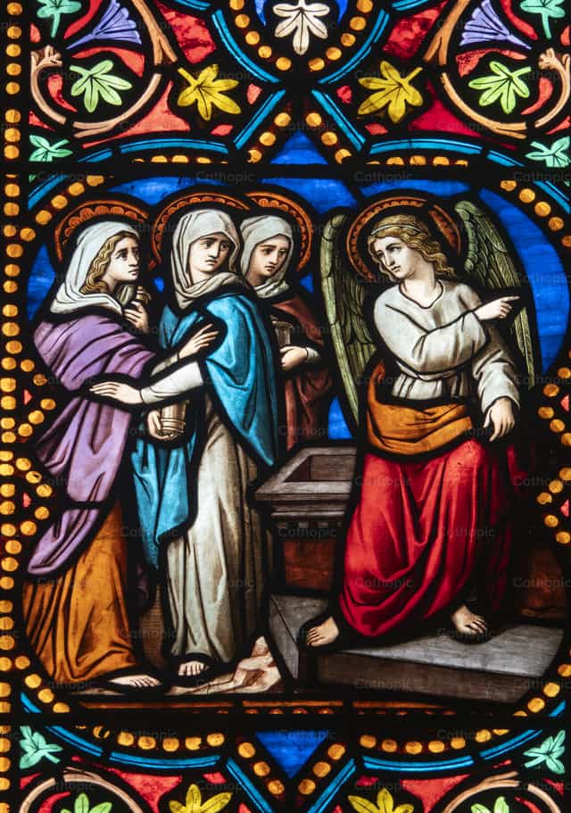 Vidriera que representa un ángel y mujeres santas - Banco de imágenes católicas - Fotografía por Joan Sutter