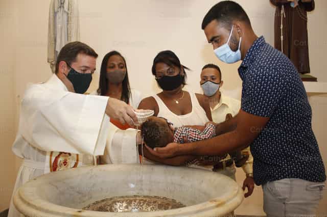 Batismo de bebê - Imagens católicas de stock