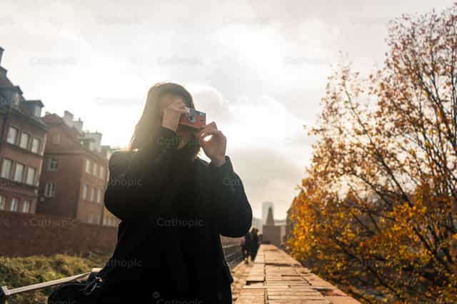 Chica haciendo fotos - Banco de imágenes católicas - Fotografía por Lupe Belmonte