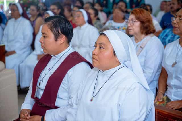 Des religieuses à la messe - Images catholiques de stock - Photo de Hein Palma
