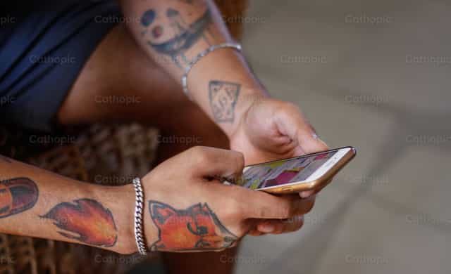 Teléfono móvil en manos de un joven - Banco de imágenes católicas - Fotografía por Yandry Fernández Perdomo