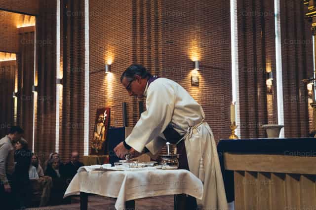 Sacerdote purificando as mãos - Imagens católicas de stock - Foto de Cathopic