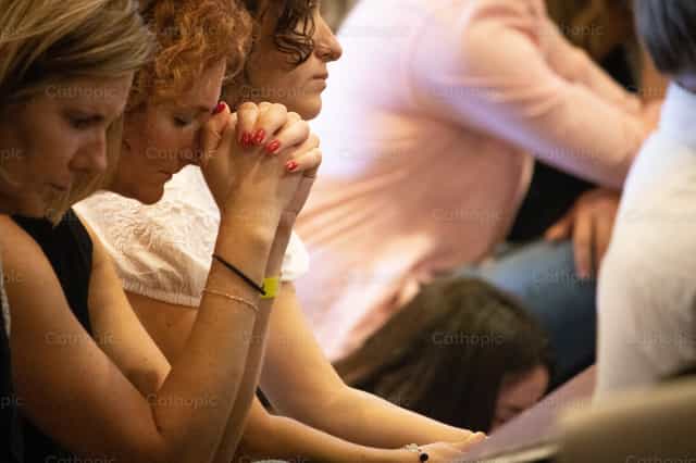 Señoras en oración - Banco de imágenes católicas - Fotografía por maricarmen vargas vidales