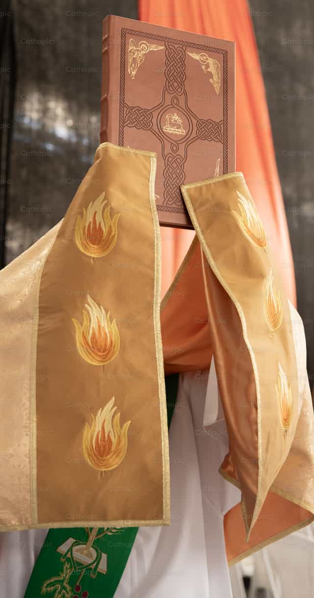 Gospel Book at Mass - Catholic stock images - Photo by Carolina BR