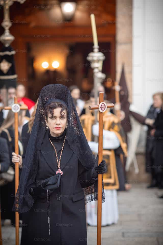 Mujeres en la fe: rezando el rosario - Banco de imágenes católicas - Fotografía por Yandry Fernández Perdomo