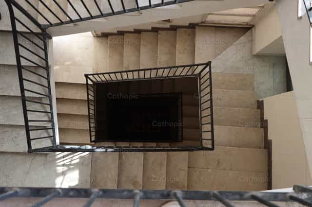 Escaleras profundas - Banco de imágenes católicas - Fotografía por Saul Ibarra