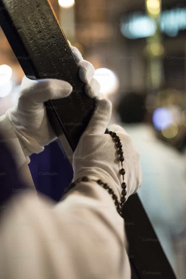 Nazareno durante procesión Viernes Santo - Banco de imágenes católicas - Fotografía por Álvaro García