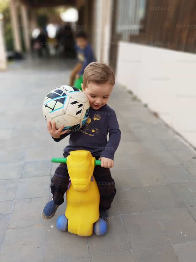 Niño con pelota - Banco de imágenes católicas
