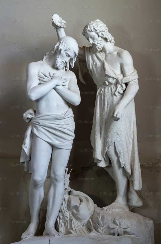 Escultura que representa el bautismo de Jesús - Banco de imágenes católicas