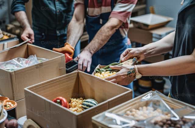 Caixas de embalagem para a campanha de alimentos - Imagens católicas de stock