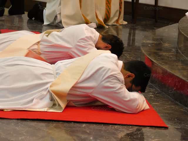 Ordenacion Sacerdotal - Banco de imágenes católicas