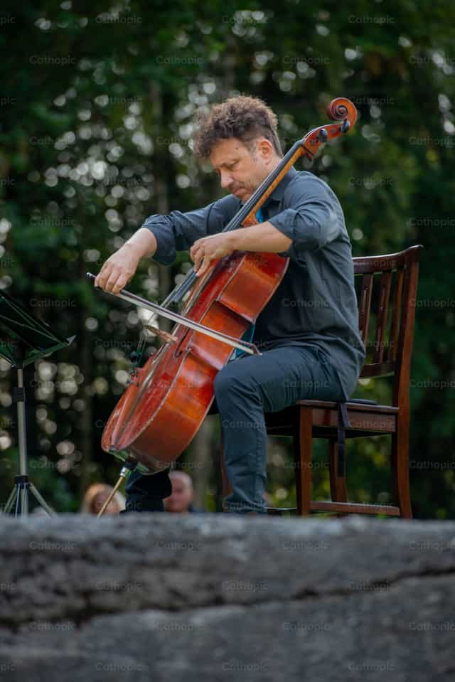 Dúo de violín y violonchelo en la naturaleza - Banco de imágenes católicas - Fotografía por Pierluigi Palazzi