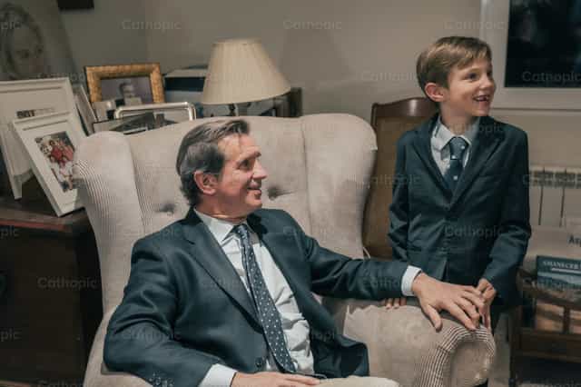 Pai e filho vivendo juntos - Imagens católicas de stock - Foto de Almures Studio