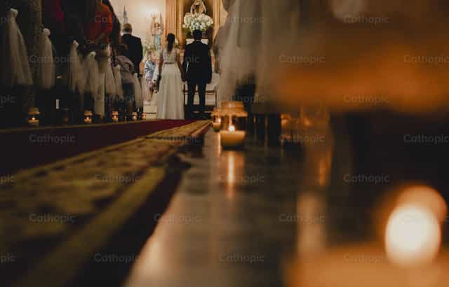 Una luce nelle tenebre - Immagini stock cattoliche - Foto di noelia gonzalez