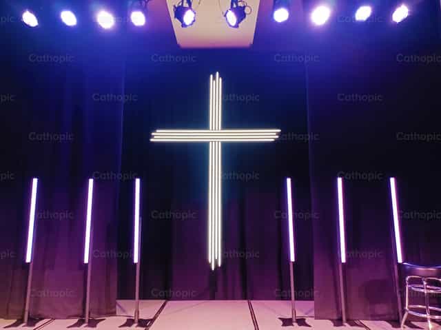 Cruz de luz de neon - Banco de imágenes católicas - Fotografía por Rick Short