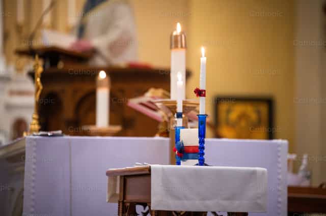 Encendido de las velas del Matrimonio de Unidad junto al Altar - Banco de imágenes católicas