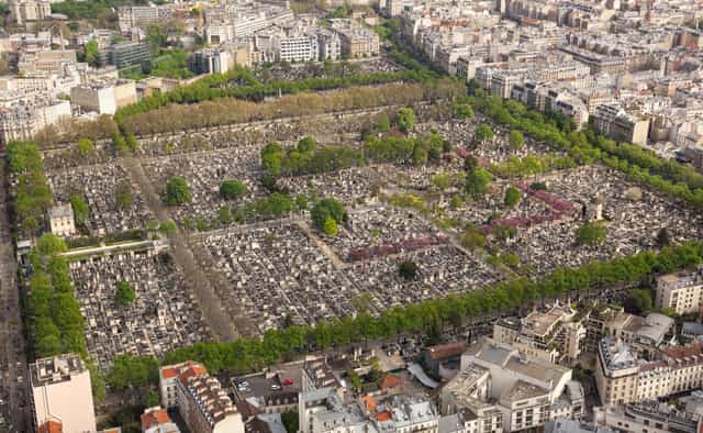 Luftaufnahme des Friedhofs in Paris - Katholische Stockfotos