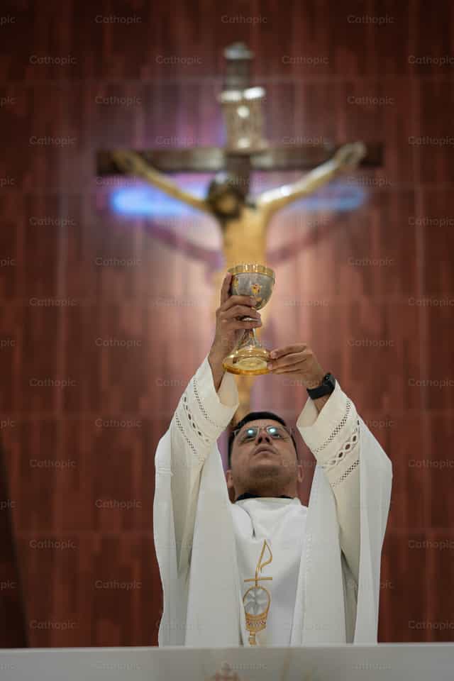 Sacerdote consagrando el vino - Banco de imágenes católicas - Fotografía por Gerardo Rodríguez