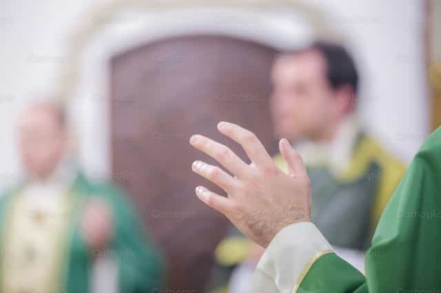 Detalle de la mano de un sacerdote - Banco de imágenes católicas - Fotografía por Diócesis de Córdoba