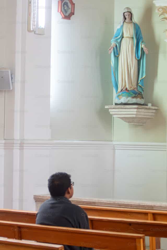 Rezando a la Virgen - Banco de imágenes católicas - Fotografía por Jorge Luis Acasiete Conza