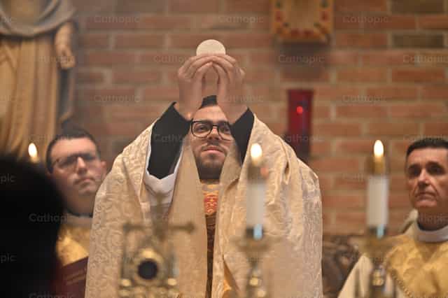 Sacerdote consagrando a Sagrada Hóstia - Imagens católicas de stock - Foto de Fr. Sebastian Munoz
