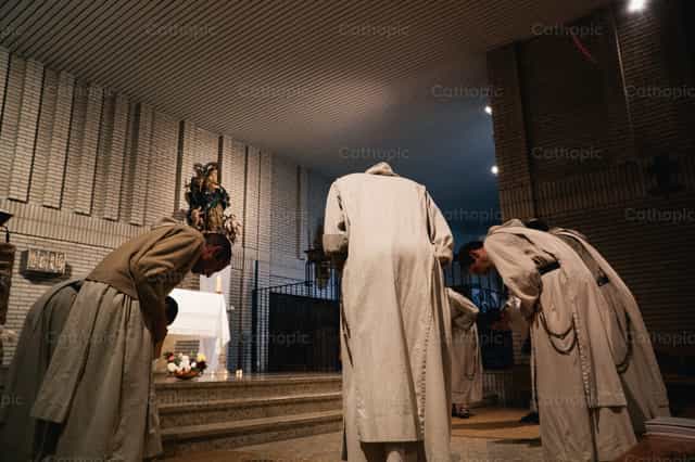 Monjes rezando ante el Sagrario - Banco de imágenes católicas - Fotografía por Almures Studio