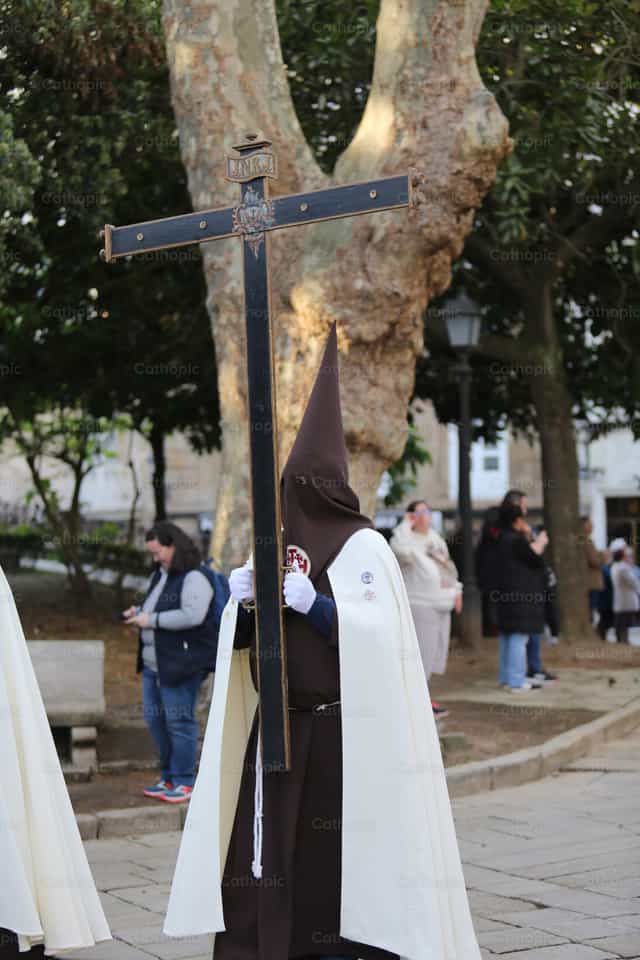 Cofrade con capirote en la procesion - Banco de imágenes católicas