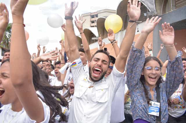La euforia de ser joven - Banco de imágenes católicas - Fotografía por Miguel White