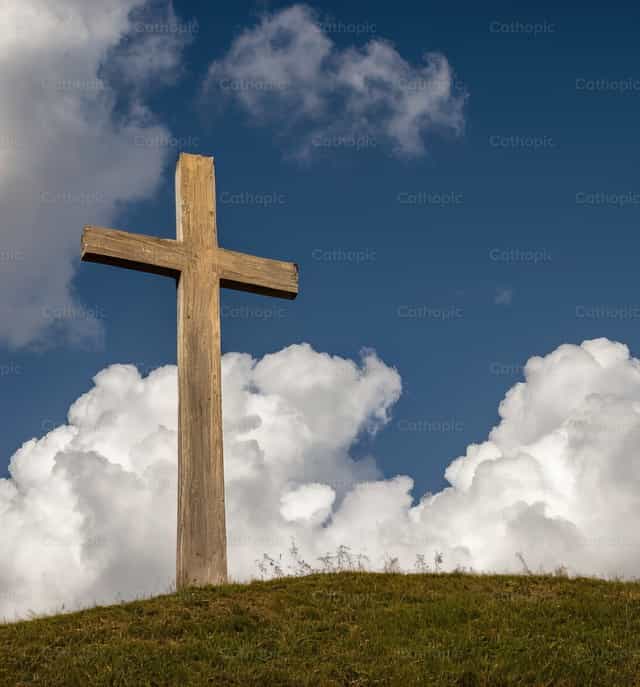 Cruz na montanha - Imagens católicas de stock