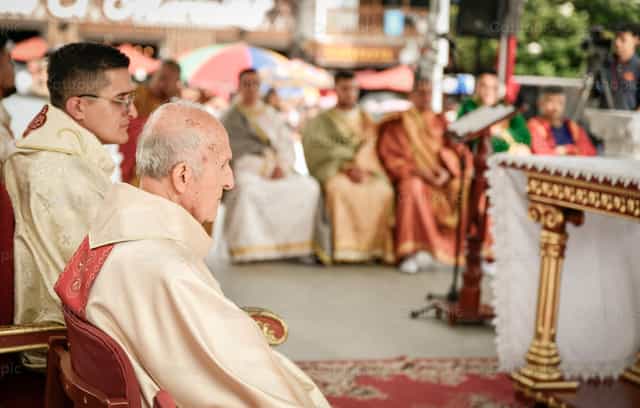 Sacerdote mayor - Banco de imágenes católicas - Fotografía por Carolina BR
