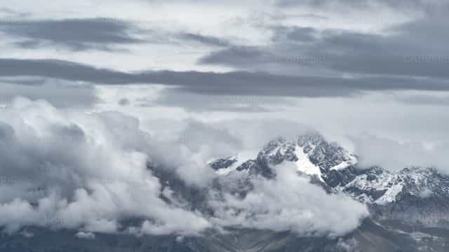 Paisagem de montanha cinzenta - Imagens católicas de stock