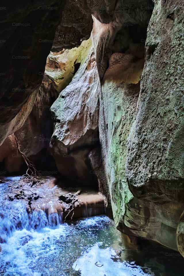 Manantial de montana - Banco de imágenes católicas - Fotografía por Marius Jocys