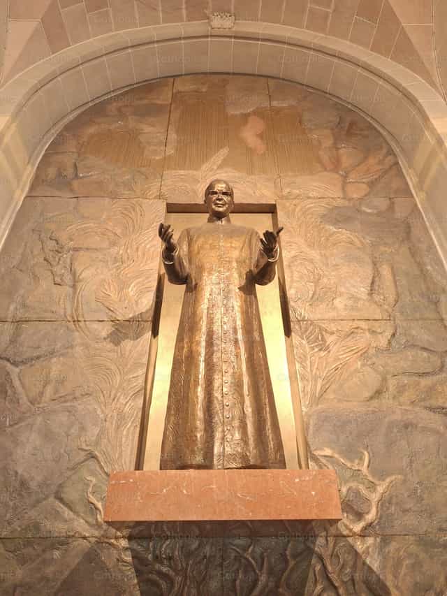 Denkmal für Escrivá de Balaguer - Katholische Stockfotos