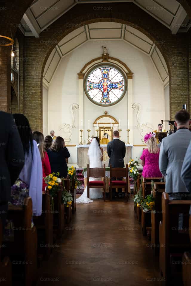 Noiva e noivo durante um casamento - Imagens católicas de stock