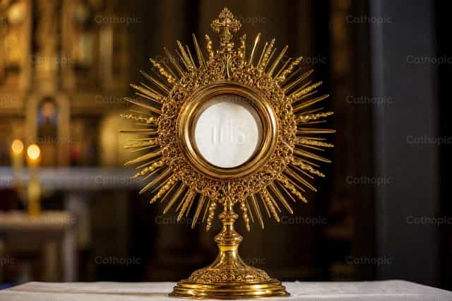 Złota monstrancja z hostią eucharystyczną - Katolickie zdjęcia stockowe