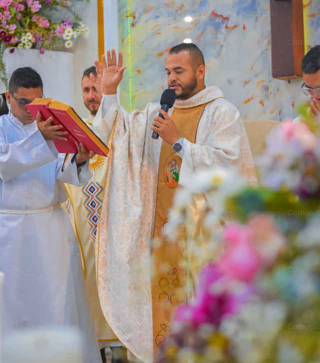 Priester viert de Heilige Mis - Katholieke stockfoto's